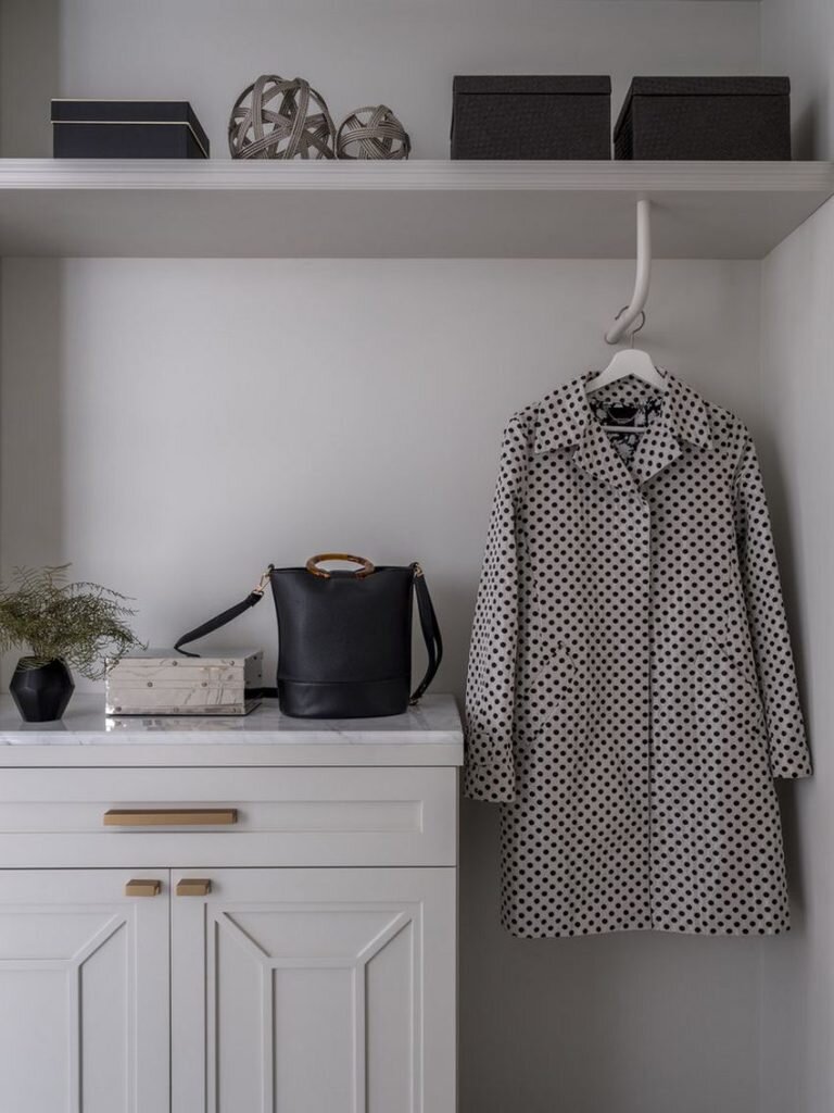 Шикарно и необычно. Элегантная квартира в современном классическом стиле с нотками этно и арт-деко