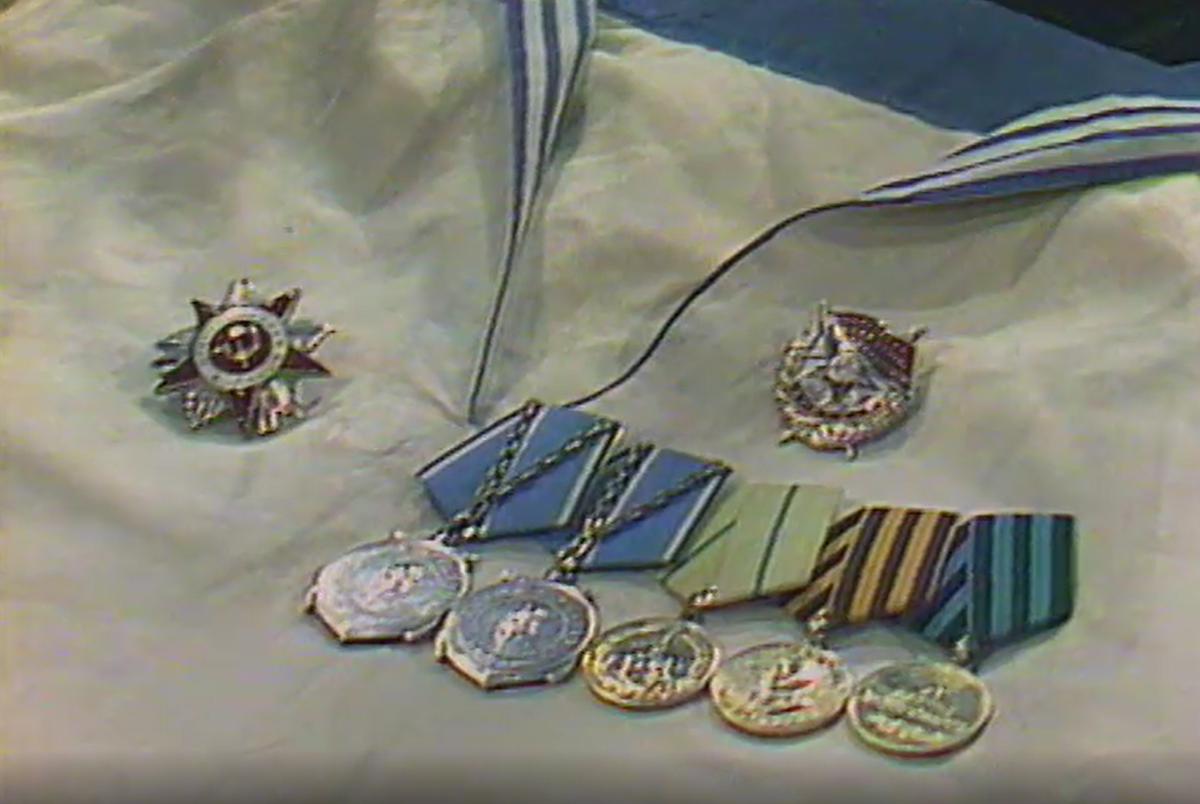 Кадр из документального фильма "Жизнь сверх меры..." (1986)
