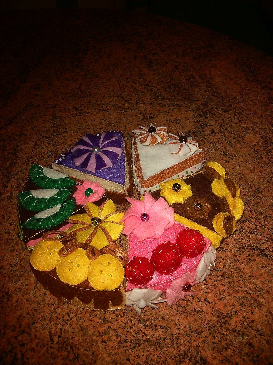 тортик из фетра, состоит из шести разных кусочков