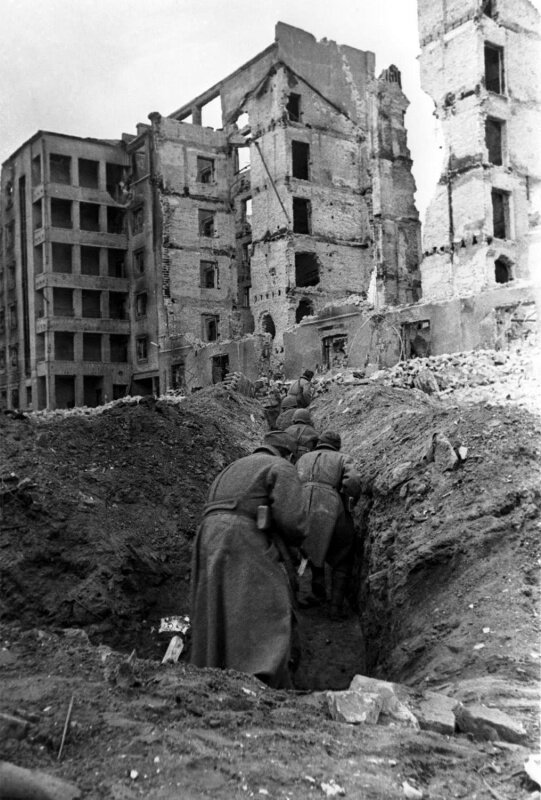 Бойцы 13-й гвардейской дивизии продвигаются по ходу сообщения к зданиям НКВД.