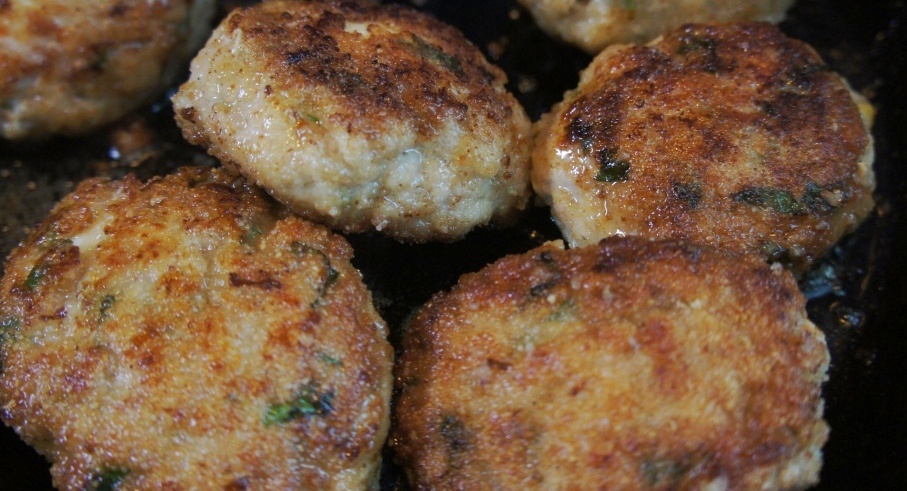 Получаются аппетитные куриные котлеты со специфическим запахом панировки