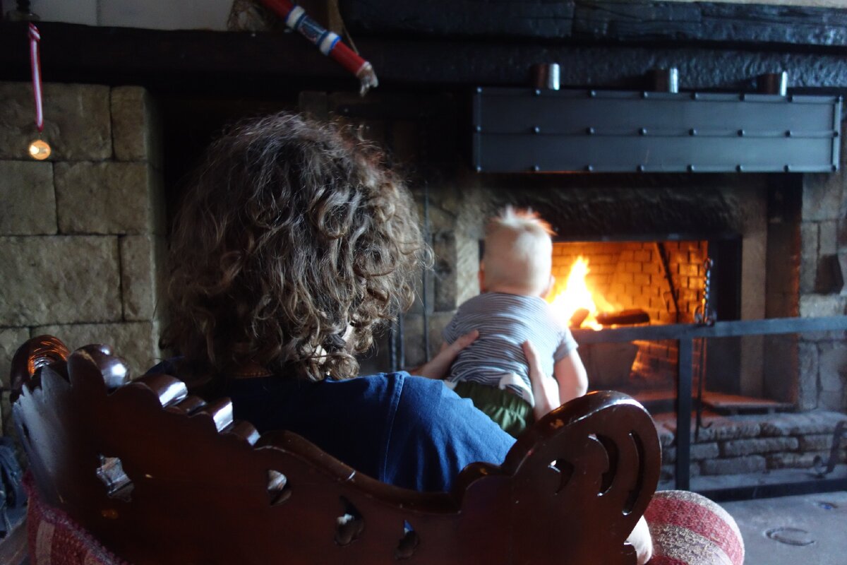 Вечер у камина в ресторане отеля