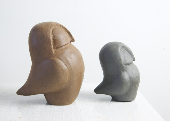 Когда общая форма готова можно подправить отдельный детали - их соотношение, и размеры. Если сомневаетесь или что-то смущает, закутайте работу в полиэтиленовый пакет и отложите на время. Свежим взглядом вы сразу найдёте причину ваших сомнений.