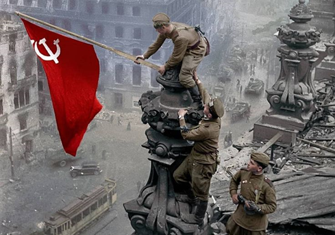 Знамя над Берлином. Результат того, что офицеры в 41-м нарушили присягу и указания правительства. Фото из открытого источника.