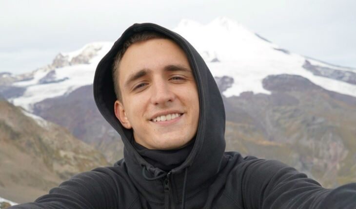 Михаил Литвин – популярный блогер и пранкер. Прославился благодаря интернет-проектам с экстремальными сценариями и неординарными ситуациями. 