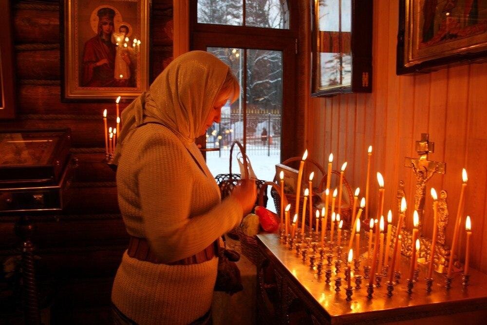 Можно ли за здравие за некрещеного. Панихидный стол в храме. Панихидный столик в храме. Канун в церкви. Человек молится в храме.