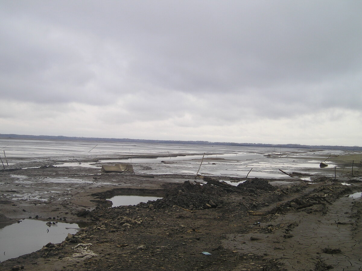 Здесь закопана труба (газовая) с сахалинским газом