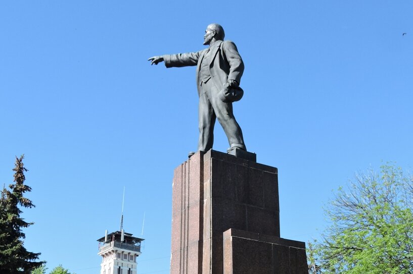 Памятник Ленину в Ярославле. Памятник Ленину в Ярославле на красной площади. Ярославль памятник Ленину на красной. Памятник Владимиру Ленину в Ярославле.