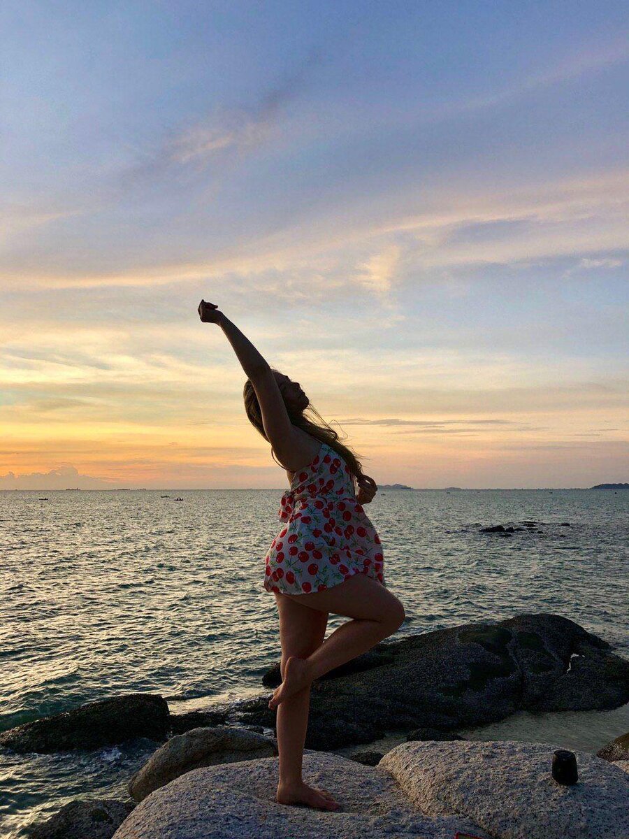 Каждый вечер на набережной и пляжах собираются сотни людей, чтобы проводить красивые закаты