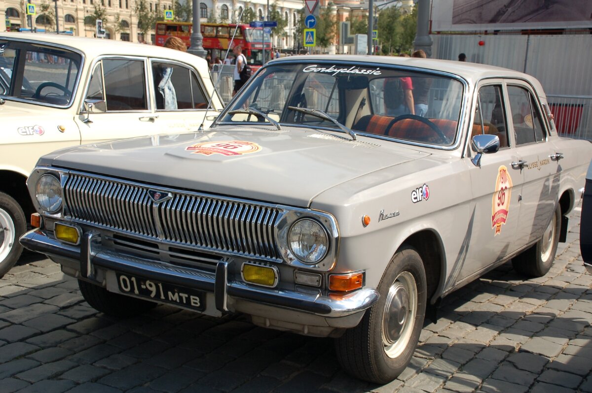 В 1978 году “Волги” получили новые бамперы с клыками и противотуманные фары