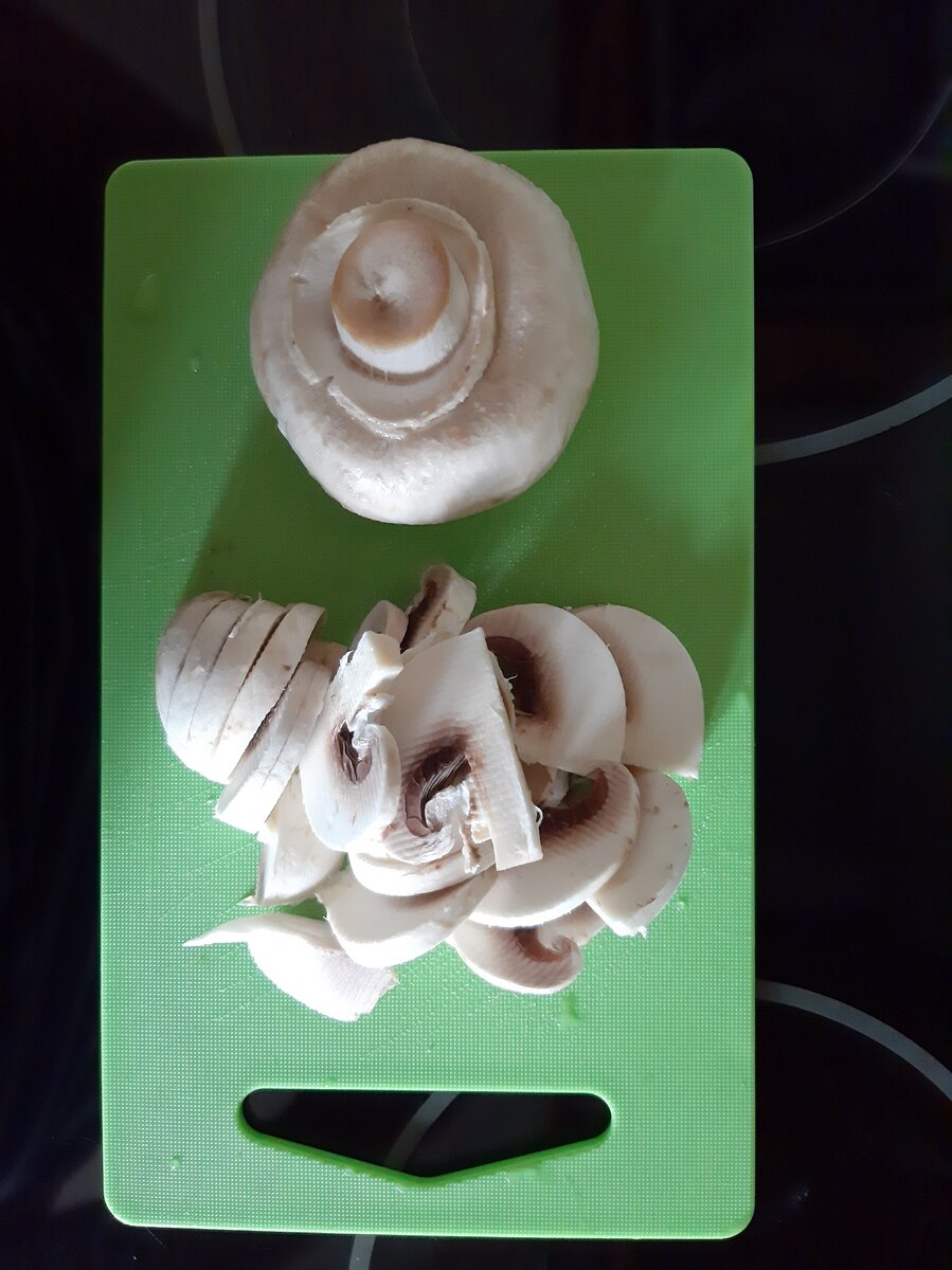 Шампьньоны нарезаем полосками