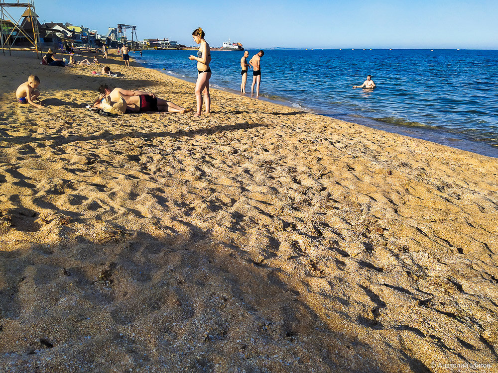 На пляже в Феодосии сегодня людей даже больше, чем было в это время год назад