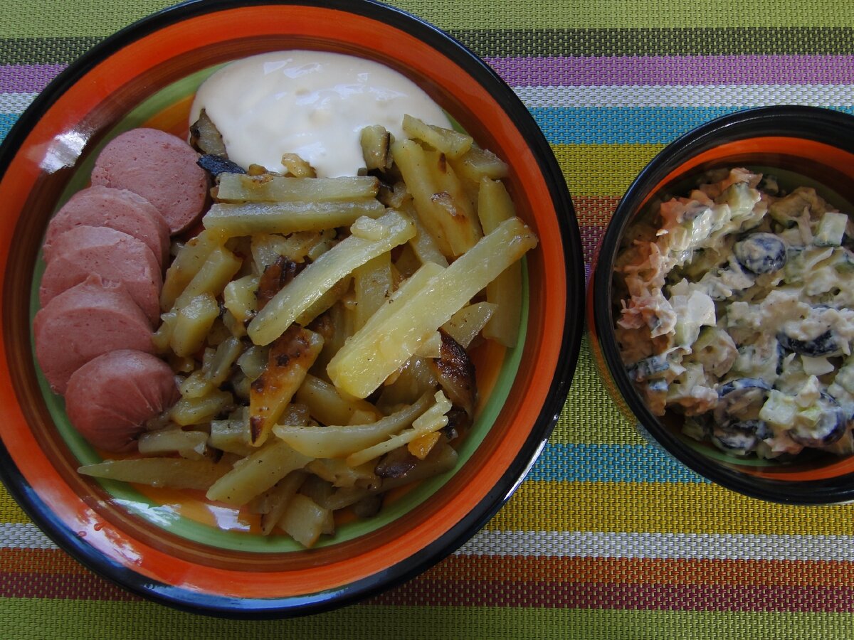 Обед он же ужин. Примерная стоимость моего ужина 60 р, примерная калорийность 1200!!! Салат - это оливье с оливками. Вареная курица, яйцо, св.огурец, зеленый лук и маслины. Семейство у меня очень любит оливье в разных конфигурациях))