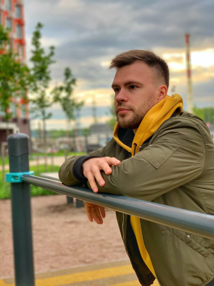 В раздумиях на воркуют площадке:)