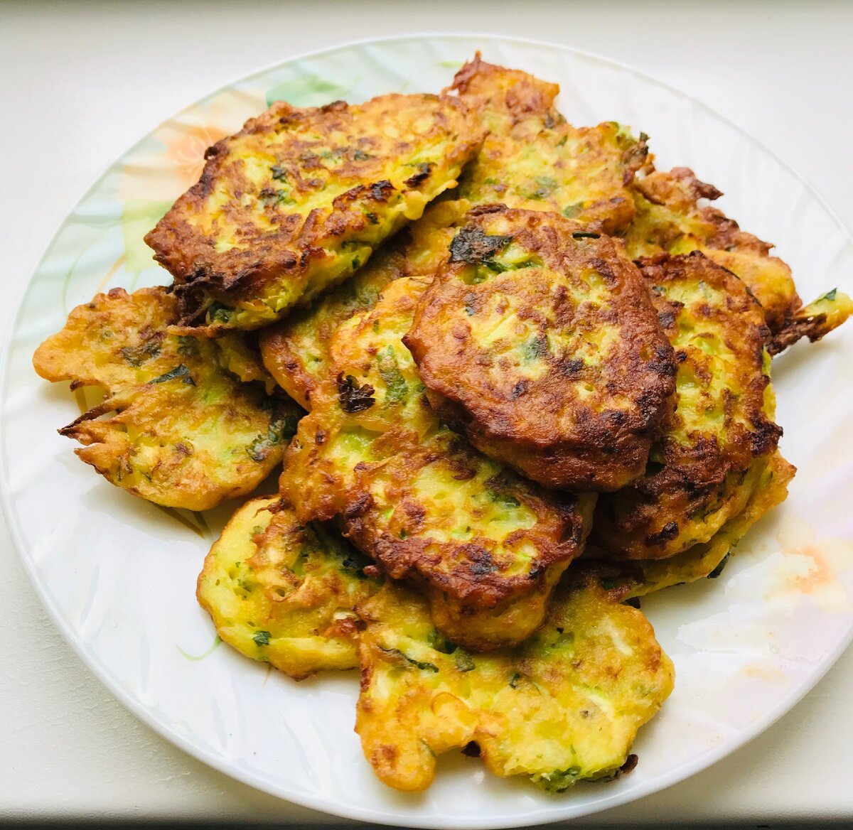  В России, чтобы не идти в гости с пустыми руками, берут с собой кабачок. Один кабачок за месяц способен сменить до 8 хозяев. (анекдот).