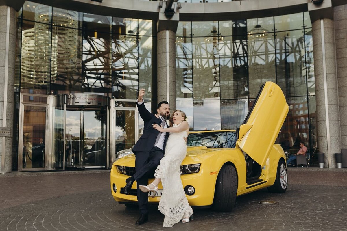 Едем в загс на ярком авто:)