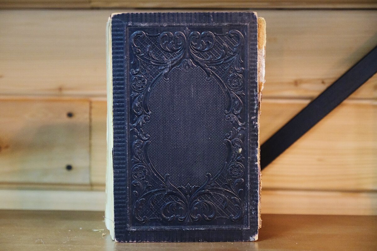 Состояние книги до реставрации (листайте галерею).