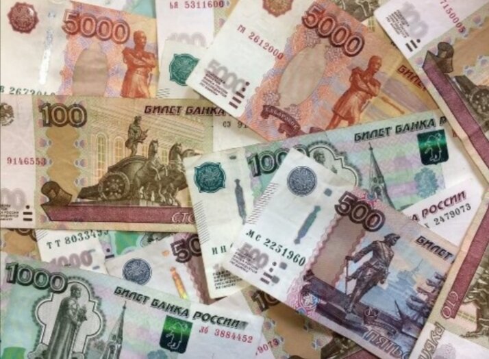Умение копить деньги свойственно немногим людям, ведь оно напрямую связано со способностью человека организовывать свою жизнь, для чего необходимо придерживаться определенных правил и строгой самодисциплины. Но если у человека есть желание научиться этому умению – он ему обязательно научится. А чтобы у вас, уважаемые читатели, это желание появилось, а заодно и знания о том, как правильно копить деньги – внимательно прочитайте эту статью! В ней я расскажу вам о том, как и зачем копить деньги, чтобы не просто иметь стратегический запас денежных средств, но и уметь контролировать себя и свои желания, не позволяя всем заработанным вами деньгам просачиваться сквозь пальцы.

Ну что же, будем учиться с вами тому, как копить деньги и таким образом эффективно ими распоряжаться. Я уже научился это делать, теперь поделюсь с вами всеми теми знаниями, которыми обладаю сам. Зарабатывать деньги вы умеете – это очень хорошо, и умеете повышать свои доходы – это похвально. Но нужно еще и не позволять заработанным деньгам расползаться во все стороны. Все-таки – вы заработали их своим трудом, а свой труд надо ценить и уважать – бережно относясь к своим деньгам.

Стоящая перед нами задача решается с помощью двух вещей: мотивации и знаний. Причем мотивация гораздо важнее знаний. Знать тут особо нечего, чтобы накопить деньги – их нужно просто копить, то есть, откладывать определенную часть своих доходов и не тратить откладываемые деньги. А вот чтобы этим заниматься на регулярной основе, нужно иметь хорошую мотивацию. Поэтому основной упор я сделаю именно на ней.

Итак, перед тем как начать копить деньги, человек должен ответить себе на два вопроса. Первый вопрос звучит так: зачем и почему нужно копить деньги, то есть, какой в этом смысл, какой интерес, какая от этого выгода? А второй вопрос: как правильно копить деньги, чтобы особо ни в чем себя не ограничивать и в тоже время получать от своих действий ощутимый результат в виде солидных накоплений? Вот, на эти два вопроса я и буду отвечать, объясняя вам смысл накопления денег и рассказывая о способах их накопления.

Вопрос первый: зачем копить деньги?
Копить деньги нужно не только для того, чтобы иметь накопления, то есть, не только по экономическим соображениям, но и по психологическим. Сам процесс накопления денег – это управление финансами, для которого требуется дисциплинированный и грамотный подход. А это значит, что человек, копящий деньги, вырабатывает в себе самодисциплину, а также внимательность и ответственность, необходимые для успеха в этом деле. Ведь чтобы складывать копеечку к копеечке и всегда знать, сколько у тебя накоплено денег и где они находятся – нужно быть внимательным и ответственным человеком, жестко контролирующим свои финансы. Таким образом получается, что откладывая деньги, человек обретает власть над ними. Он не позволяет деньгам возбуждать свои эмоции и побуждать себя к бездумной и неконтролируемой трате денег – он рационально ими распоряжается, строго откладывая определенную часть заработанных средств для создания накоплений. А обретая власть над деньгами – человек обретает власть над самим собой, контролируя деньги – он контролирует себя. Поэтому можно сказать так – копить деньги нужно в том числе и для того, чтобы стать более мудрым, более совершенным человеком.

Я даже так скажу – иметь накопления, это примерно то же самое, что иметь ребенка, за которым необходимо следить, о котором надо заботиться, которого нужно кормить, учить и воспитывать, чтобы он вырос нормальным человеком. К деньгам нужно относиться также – они тоже нуждаются в заботе и наставлениях, за ними тоже надо следить, чтобы они приносили много пользы и мало вреда. Ребенок требует к себе большого внимания и деньги тоже требуют к себе не меньшего внимания. Ребенок требует бережного к себе отношения и деньги требуют бережного к себе отношения. Ни один нормальный родитель не кинет своего ребенка на произвол судьбы, и точно также, серьезный и ответственный человек, не станет бросаться деньгами налево и направо, ведь деньги – это его сила, это его жизненные соки, его ум, его время – выраженные в деньгах. Поэтому, когда человек копит деньги – он занимается очень важным и ответственным делом, которое напрямую связано с его жизнью. Ведь если это потребуется – накопления могут позволить человеку на время отойти от дел, отдохнуть, а возможно и переключиться на какую-нибудь другую деятельность, для освоения которой необходимо время. Накопленные деньги предоставляют человеку очень ценный для этой жизни ресурс – время. Ведь если вдруг случится так, что источник денег иссякнет, то накопления помогут человеку какое-то время жить не работая. Их также можно будет использовать для решения каких-нибудь серьезных проблем, например, проблем со здоровьем. А еще с их помощью можно начать какое-нибудь новое дело, можно бизнес новый создать, не влезая ни в какие кредиты. Деньги – это инструмент, а накопления – это чемоданчик с инструментом, воспользоваться которым можно в любое время, когда это необходимо.

Вообще я считаю, желание и умение копить деньги – это признак элитарности. Не все эти дорогие игрушки, к покупке которых стремятся люди, чтобы подчеркнуть свою значимость, делают человека качественнее, а умение делать непростые, сложные дела, умение придерживаться строгой дисциплины, умение планировать на годы вперед, умение контролировать свои желания, свою природу – вот признаки высокоразвитого человека. Копя деньги, человек усложняет свое поведение – делая себя частью цивилизованного мира. Ведь что такое цивилизация, в которой нам всем так комфортно жить – это усложненная искусственная модель мира, которую человек создал для того, чтобы жить в комфорте и достатке. А что такое цивилизованный, высокоразвитый человек – это человек со сложным мышлением и поведением, это не такое примитивное существо, каким его сделала природа, это – высокоорганизованная система, обладающая практичным разумом и сложным поведением. Далеко не только умение и желание копить деньги влияют на качество личности, но это очень важный элемент поведения человека, характеризующий его, как высокоорганизованную личность. Ведь постоянное откладывание денег, с целью их сбережения и накопления – это ритуал, требующий высокой организации ума, дисциплины, порядка. Совершенно очевидно, что какой-нибудь раздолбай не сможет копить деньги, для него это непосильная задача. Но даже если он и станет их копить – у него не получится накопить серьезный капитал, потому что он не сумеет его сохранить, он не сможет удержать себя от того, чтобы не притронуться к этим деньгам. К тому же, деньги свои нужно уметь защищать от посягательств со стороны других людей, в том числе и от государства, которое любит залазить в карманы своих граждан. Так что накопление денег – это не просто работа, это искусство, это целая культура, требующая от человека высоких качеств, с помощью которых он будет поступать так, как надо, а не так, как ему хочется.

Из всего вышесказанного следует, что главным стимулом к накоплению денег, для человека должно стать желание сделать себя более серьезным и ответственным в финансовом плане человеком. Отодвиньте деньги на второй план – взгляните на себя и скажите себе – что вы можете копить деньги, вы можете придерживаться строгой дисциплины, ежемесячно откладывая часть дохода, и можете контролировать себя, чтобы не тратить накопленные деньги. Здесь все дело в гордости и самоуважении – не надо ссылаться на необходимость откладывания денег, не нужно заниматься этим из-под палки, лучше пробудите в себе желание копить, чтобы делать это с радостью с интересом, с пониманием того, что вы это делаете для себя, а не потому, что так надо. Вы ведь это на самом деле будете делать для себя – ведь все те деньги, которые вы накопите – никуда не денутся – они как были, так и останутся вашими. Просто работать на вас они начнут по-новому. Они, во-первых, станут для вас надежной опорой в решении многих важных задач, а во-вторых, поспособствуют вашему личностному развитию. Вы ведь хотите стать еще умнее, сильнее, опытнее, увереннее в себе, не так ли? Накопление денег поможет вам в этом.

Вопрос второй: как правильно копить деньги?
Что касается умения копить деньги, то ничего сложного в этом деле нет – нужно просто систематически откладывать часть заработанного дохода и не тратить эти деньги. Ниже я объясню, по какой схеме это лучше всего делать. Но для начала нужно настроиться на эту задачу. Собственно, именно по этой причине я и начал объяснять принцип накопления денег с мотивации к этой деятельности. Ведь самое сложное в накоплении денег – это начать их копить. То есть, некоторым людям сложно взять деньги и положить их, скажем, в сейф, а в следующем месяце снова сделать это, и так каждый месяц. При этом прикасаться к этим деньгам нельзя, то есть, нельзя их тратить.

Главный барьер, который мешает таким образом копить деньги, разумеется, психологический. Ведь что требуется от человека, желающего начать откладывать деньги? Нужно, как я уже сказал выше, просто брать определенную сумму своих доходов и откладывать ее, либо кладя эти деньги в сейф, либо на счет в банке. Все очень просто. Но психологический барьер, о котором я говорю, основан на мыслях о том, что откладывая деньги – мы в чем-то себя ограничиваем, а также переключаем свое внимание со стремления постоянно увеличивать свои доходы на стремление экономить, ужиматься. Дескать, стремление копить деньги – мешает их зарабатывать, так как лишает человека стимула к увеличению своих доходов. Давайте разберемся с обоими этими моментами, чтобы снять психологический барьер, мешающий начать копить деньги.

Итак, первое, с чем необходимо разобраться – это мысли об ограничении человеком себя в чем-либо из-за необходимости копить деньги. Ошибочность этой мысли легко доказать, если задуматься над тем, что человек понимает под ограничением себя в чем-либо. Ведь это очень относительное понятие – ограничение. По сравнению с чем, или с кем, мы себя ограничиваем, когда откладываем деньги? Человек может откладывать деньги, имея зарплату в двадцать тысяч условных единиц, и точно также он может откладывать деньги, имея миллионные доходы. И что же получается, что в каждом из этих случаев он себя в чем-то ограничивает? Если так, то следуя этой логике можно сказать, что не имея еще более высоких доходов человек себя также в чем-то ограничивает. А раз так, то чем же то ограничение, которое становится следствием откладывания человеком денег, отличается от тех ограничений, которых он вынужден придерживаться – не имея сверхвысоких доходов? Разница только в восприятии человеком своих действий, в его отношении к тому, что он делает. Нужно изменить свое отношение к накоплениям с негативного на позитивное и тогда вы легко сможете начать копить деньги, не думая ни о каких самоограничениях. Поэтому поймите, что откладывая, хоть десятую, хоть двадцатую часть своих доходов, в зависимости от ваших текущих возможностей – вы себя ни в чем не ограничиваете. Точно также, как вы не ограничиваете себя ни в чем, не имея более высоких доходов, в сравнении с вашими нынешними доходами. Вообще, отказ от чего-то одного, всегда означает выбор в пользу чего-то другого. Поэтому если вы решили от чего-то отказаться, например, от какой-то покупки, ради того, чтобы отложить сэкономленные деньги, то вы ничего не потеряли – вы приобрели одно, в ущерб другому. Вы сделали выбор, правильность которого зависит от того – от чего вы отказались ради накоплений. Если от какой-нибудь малозначимой ерунды – ваш выбор на сто процентов правильный.

Таким образом, вам нужно просто решить, сколько вы хотите, а не сколько можете, откладывать денег каждый месяц, чтобы больше никогда к определенной их части не прикасаться. Понятно, что никогда, означает, что прикоснуться вы к ним можете только в самых исключительных случаях, иначе сам смысл накопления денег теряется. Мы копим деньги не для того, чтобы сорваться и потратить их все на удовлетворение какого-нибудь очередного своего желания, а для того, чтобы иметь фундамент своего материального благополучия. И точно также, как мы не разбираем фундамент дома, в котором живем, чтобы он не рухнул, мы не должны разрушать фундамент своего капитала в виде накоплений, чтобы не лишить себя той силы и той уверенности, которые он нам дает.

Второе, с чем необходимо справиться, чтобы разрушить психологический барьер, мешающий копить деньги – это мысли о том, что наше, а вернее ваше внимание во время накопления денег переключается со стремления увеличивать доходы на желание экономить и копить. Тут важно понять, что одно, совершенно не мешает другому – вы не лишаете себя стимула к увеличению доходов, вы дополняете его стимулом к тому, чтобы сохранить уже заработанные вами деньги. Нельзя быть постоянно сосредоточенным исключительно на доходах, поскольку такая позиция противоречит самой сути экономики. Мало того, что мы живем в мире с ограниченными ресурсами, в котором постоянный рост в принципе невозможен, он неизбежно будет, потому что должен, сменяться спадом, перед новым рывком вверх, а значит, нужно быть готовым к подобным спадам, даже если их еще в вашей жизни не было. Так еще и сама эффективность вашей жизни напрямую зависит от того, насколько хорошо вы контролируете свои финансы. Здесь можно провести аналогию с ведром воды – в которую можно наливать все больше и больше воды, но если оно дырявое, то эта вода будет вытекать и все возрастающее давление будет этому только способствовать. К тому же, в реальной жизни, рост доходов нередко сопровождается еще более интенсивным ростом расходов, что для приведенного выше примера означало бы, что дырки в нашем ведре с водой становятся больше, по мере вливания в него все большего количества воды. Поэтому – не нужно противопоставлять умение увеличивать доходы, умению грамотно распоряжаться своими деньгами, придерживаясь разумной экономии и регулярно откладывая определенную сумму денег для создания накоплений. Не позволяйте неправильным установкам выстраивать в вашей голове барьеры на пути к достижению вами важных для вас целей.

Взгляните сейчас на свои доходы и решите, какую их часть вы будете ежемесячно откладывать. Есть рекомендации, согласно которым, нужно откладывать не менее десятой части своего заработка, но я считаю, что эта цифра не должна быть постоянной – можно и пять, и двадцать пять процентов от своего заработка откладывать, в зависимости от вашей текущей потребности в деньгах. Главное в этом деле не сумма отложенных средств, а регулярность самой процедуры их откладывания. По кирпичику можно выстроить целый дом, причем весьма быстро, если каждый, подчеркиваю, каждый день класть по кирпичу. Главное – регулярность действий. А возможность откладывать деньги имеется у подавляющего большинства людей – нужно просто ежемесячно откладывать определенную сумму, делая это так, словно вы платите кому-то за что-то, за что должны платить. И вы действительно платите – вы платите себе. Вы платите себе за возможность быть высокоорганизованным человеком, имеющим право на то, чтобы иметь сбережения.

Человек, который копит деньги – удлиняет свой ум и усложняет свое мышление. Ведь что значит копить деньги – это значит думать о завтрашнем дне, то есть, запускать свою мысль в будущее, а не исходить из той ситуации, которая существует здесь и сейчас. А мышление при этом усложняется благодаря тому, что человек не только просчитывает, какие у него будут накопления в будущем, но и думает о том, как ему защитить, уберечь свои сбережения. Это тоже очень важный момент в процессе накопления денег. Деньги надо уметь защищать, как надо уметь защищать себя и своих близких, свое имущество, свои права, свои ценности. И в данном случае нужно учесть тот факт, что не во всякой валюте можно хранить деньги. Мы с вами знаем, что валюта некоторых стран настолько слаба на фундаментальном уровне, что может за год обесцениться более чем наполовину. Поэтому копить деньги нужно – в правильной валюте и хранить их следует в правильном месте. Правильная валюта – это мировая резервная валюта. Правильное место для хранения денег – это такое место, где право частной собственности охраняется законом. Также надежным местом для хранения денег в правильной валюте является сейф, из которого они без вашего ведома никуда не денутся. Ну а не очень большие суммы можно и в наших банках хранить – в государственных банках. В общем, если говорить о хранении денег, то я рекомендую раскладывать яйца в разные, самые надежные корзины, главной из которых будет ваш личный сейф и надежные банки в развитых странах мира, в которых деньги лучше всего защищены. Но в таких банках имеем смысл хранить крупные сбережения. Небольшие накопления лучше хранить в собственном сейфе, в надежной валюте, если вы не планируете тратить эти деньги очень долго. А также энную сумму накоплений можно хранить в наших банках в отечественной валюте в расчете на среднесрочную перспективу. Возможно, более грамотные в этом вопросе финансовые советники могут предложить более оптимальные варианты, но лично я придерживаюсь именно такой стратегии хранения и накопления денег.

Теперь давайте еще более конкретно обсудим процесс накопления денег. Предположим, что ваш доход составляет тысячу условных единиц, часть из которых вы собираетесь, благодаря моим наставлениям, отложить, чтобы у вас появились накопления. Как начать это делать? Я советую вам, как минимум, не отходить от классических рекомендаций и откладывать не менее десятой части своих доходов, за исключением особых случаев, когда потребность в деньгах у вас особенно острая, например, вам они требуются на лечение, на спасение бизнеса, на решение проблем с законом и тому подобные – очень важные дела. В этом случае вы можете отложить меньше, например, пять процентов от доходов. Но вы обязательно должны это сделать, в любом случае, потому что это важно для самого вашего настроя на процесс накопления. Каким бы не было ваше финансовое положение – откладывайте деньги, хоть пять процентов от заработанных средств, но откладывайте. А как максимум – вы можете отложить ровно столько, сколько можете позволить себе отложить, не отказывая себе в том, в чем вы действительно нуждаетесь, но при этом экономя на всяких маловажных для вас вещах. Тут ведь логика какая – вы не урезаете свои расходы, откладывая, скажем, двадцать процентов от своих доходов, за счет экономии на то, в чем вы на самом деле не нуждаетесь, например, на дорогих и бессмысленных развлечениях, на алкоголе и тому подобных вещах – вы перенаправляете свои средства из малоэффективных, а то и откровенно вредных для вас областей вашей жизни, в более перспективное русло. Зачем, скажем, тратить заработанные деньги на выплату кредита, который можно и не брать, ведь куда интереснее создать личный фонд целевых накоплений, в котором у вас будут средства для различных долгосрочных и краткосрочных задач. Это более ответственный, но одновременно и более интересный образ жизни, в котором вы управляете деньгами в большей степени, нежели они управляют вами.

Затем, те средства, которые вы будете ежемесячно откладывать, необходимо поделить на две части. Одна часть – пусть это будет шестьдесят процентов откладываемых вами средств, вам нужно держать в банке, или, если хотите, то дома, для решения среднесрочных задач. То есть, это будут накопления, которые в среднесрочной перспективе вы планируете использовать для решения различных задач. А вот остальные сорок процентов – должны стать вашим неприкосновенным запасом, рассчитанным на долгосрочную перспективу, то есть, для решения самых серьезных, самых сложных проблем и задач. То есть, это будет та самая подушка безопасности, которая позволит вам стать более уверенным в завтрашнем дне человеком. Разумеется, такие деньги в первое время необходимо хранить в надежной валюте у себя дома, в сейфе, а когда их станет много – можно будет открыть счет в надежном иностранном банке, в котором они будут надежно защищены. Вот таким образом я рекомендую вам копить деньги. В основном, вся сложность заключается в том – чтобы пристраститься к этому делу, тогда как сама техника накопления достаточно проста, гораздо проще управления доходным бизнесом или выполняемой некоторыми специалистами работы.

Ошибки
Какие можно совершить ошибки при накоплении денег? Их несколько. В первую очередь, это опять-таки, психологические ошибки, которые возникают из-за желания человека делать одно и нежелания делать другое. Например, некоторые люди придерживаются такой стратегии – откладывать только те деньги, которые у них остаются после всех, якобы обязательных трат. Такого быть не должно! Не нужно ждать, пока у вас останутся какие-то деньги, чтобы их отложить – сразу откладывайте определенную часть, десять или более процентов, на худой конец, процентов пять от доходов откладывайте, если сильно нуждаетесь в деньгах, но делайте это сразу. Ведь, что значит, отложить то, что останется. Останется после чего? После каких-таких трат? Что человек ставит выше собственных накоплений? Совсем немногое можно поставить выше этого, согласитесь. Ведь те деньги, которые мы копим – они никуда не уходят – это наши деньги, мы их не теряем, мы ими владеем – они являются нашим имуществом. Поэтому наши, ваши накопления – не должны жить по остаточному принципу. Уважайте свои сбережения. Откладывайте деньги до того, как начнете тратить свои доходы, а не после.

Следующая ошибка – это трата накопленных денег. Как говорят некоторые люди – они срываются, когда копят деньги и тратят все, что накопили, позволяя своей слабости все разрушить. Ошибкой здесь является не сама слабость, а ее оправдание. Если вы сорвались и потратили накопленные деньги, то оправданий этому быть не может, если только ваши траты не были связаны с вопросом жизни и смерти. Но как правило, траты в таких случаях оказываются необоснованными. Следовательно, всякая трата накопленных денег должна подвергаться осуждению, прежде всего со стороны самого владельца этих денег, а если это не помогает, то нужно как-то себя наказать, чтобы в будущем не позволять себе подобных поступков.

Ну и конечно же, не стоит впадать в крайность и откладывать большую часть заработанных денег, превращая процесс накопления в самоцель. Тогда вы точно сместите акцент внимания с увеличения доходов на сохранение денег, тем самым ухудшив свое материальное положение. Придерживайтесь золотой середины – просто откладывайте каждый месяц от пяти до, скажем, двадцати процентов своего дохода, распределив эти средства таким образом, чтобы часть из них откладывалась на среднесрочную перспективу, а часть, процентов сорок, тридцать, становились неприкосновенным стратегическим запасом. Тогда очень быстро вы накопите солидный капитал, которым по праву сможете гордиться, потому что он будет символизировать вашу высокую организованность и дисциплинированность, а также зрелость вашего ума.

Накопление денег – это очень интересный процесс, который позволяет человеку чувствовать себя хозяином своих средств, и даже больше – хозяином своей жизни. Далеко не многие люди копят деньги, и еще меньше людей умеют делать это правильно. Поэтому если вы вступите в клуб тех, кто имеет определенные сбережения для различных целей, вы сразу почувствуете свою исключительность, и это чувство положительным образом скажется на вашей уверенности в себе. Ведь взять кредит для тех или иных целей – это легко, очень легко, для этого, согласитесь, большого ума не надо – знай только плати ежемесячно положенную сумму и ни о чем не думай. И совсем другое дело – копить деньги, когда каждый месяц вы платите не банку, будучи обязанным ему, а себе. Вы сами заставляете себя платить, но не кому-то, а самому себе. Это требует от человека силы воли и понимания важности процесса накопления денег. Копить деньги намного сложнее, чем брать их в кредит.

Что касается всяких хитростей, связанных с накоплением денег, которые существуют для того, чтобы человек с их помощью обманывал сам себя, то я категорически против них. Например, согласно некоторым рекомендациям деньги нужно складывать в таком месте, где их сложно взять, чтобы не возникло соблазна это сделать. Или не нужно носить деньги с собой, чтобы не тратить их. Или, деньги можно доверить кому-то, кто может их сохранить лучше вас, не доверяя их при этом самому себе. Все это – глупости, которые идут вразрез с самой идеей накопления денег. Копя деньги, мы воспитываем в себе серьезного, ответственного человека, обладающего достаточной самодисциплиной, чтобы не позволить себе потратить свои накопления. Если это не получается сделать – нужно приучать себя к самодисциплине, а не перекладывать ответственность за накопление денег на других людей. Не нужно копить деньги только ради того, чтобы накопить определенную сумму любыми способами – нужно благодаря этому процессу взращивать в себе дисциплинированного человека, способного себя контролировать. Иначе накопление денег станет для человека вечной игрой ребенка со спичками. Я не рекомендую вам играть в эту игру. Никаких хитростей быть не должно – соблазнам и слабостям нужно учиться противостоять – говоря себе “нет”, когда очень хочется, а не пытаться обхитрить их, обманывая самого себя. Иначе ум человека так и не станет зрелым.

И вот, что я еще хотел бы сказать вам напоследок по этому вопросу. Не нужно говорить другим людям о том, что вы копите деньги – им незачем об этом знать. Молча делайте свое дело – копите деньги и никому ни о чем не рассказывайте, и тем более не хвастайтесь ни перед кем своими накоплениями. Так вы избавите себя от многих проблем и разного рода недоразумений. О ваших накоплениях должны знать только вы. На худой конец, только ваши самые близкие люди могут быть посвящены в эту тайну. Да и то, им можно рассказать лишь о той кубышке, которая у вас рассчитана на среднесрочные цели, тогда как ваш стратегический запас – должен стать вашим секретом. Так что как видите, такому важному для жизни умению, как умение держать язык за зубами, процесс накопления денег также способствует.

