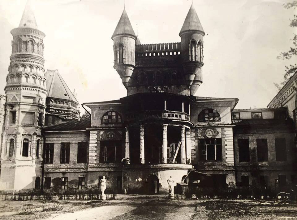 Фото 1890-х — 1900-х гг. Дом начал обрастать средневековыми башнями