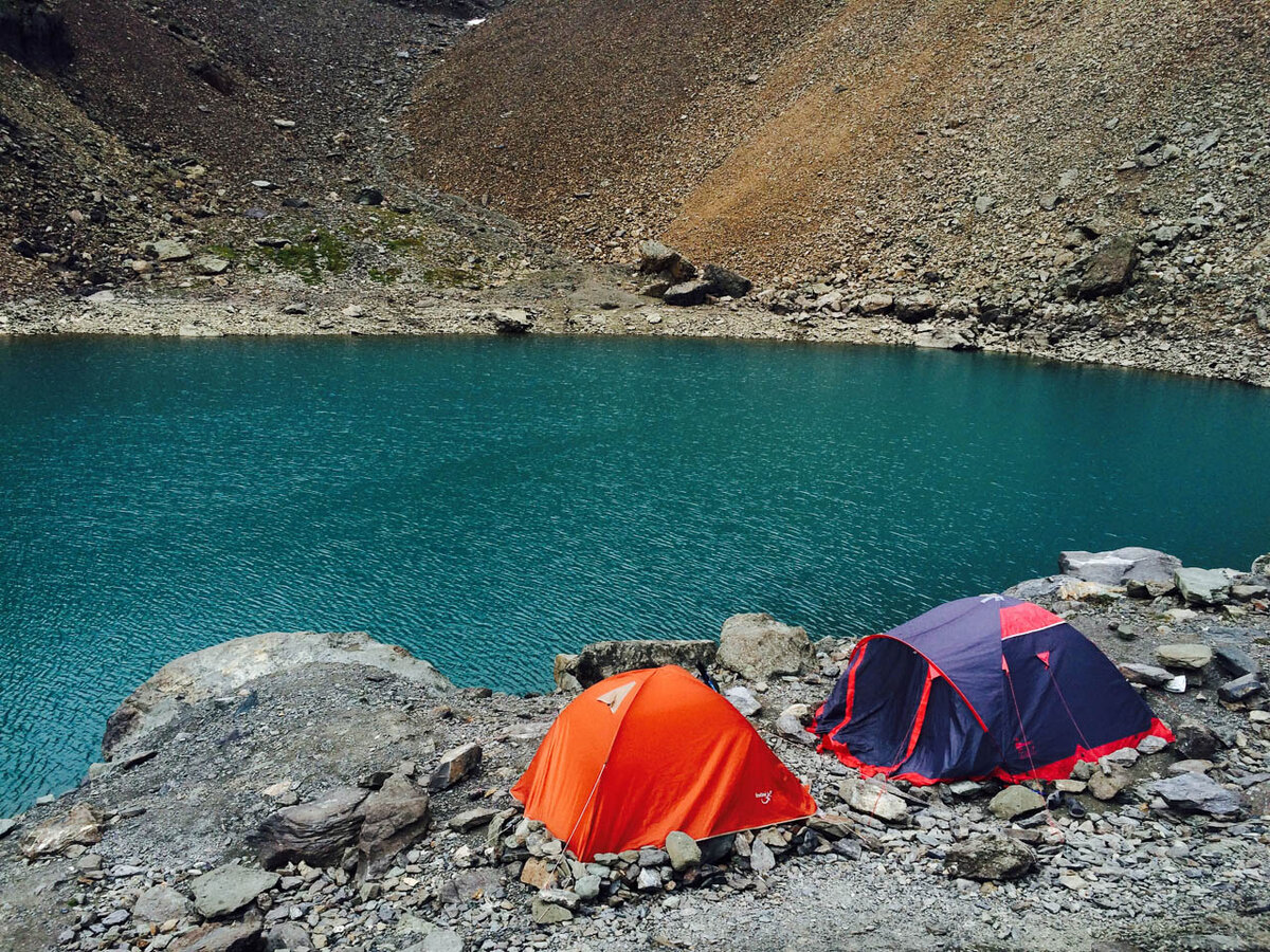 Голубые озера с палатками