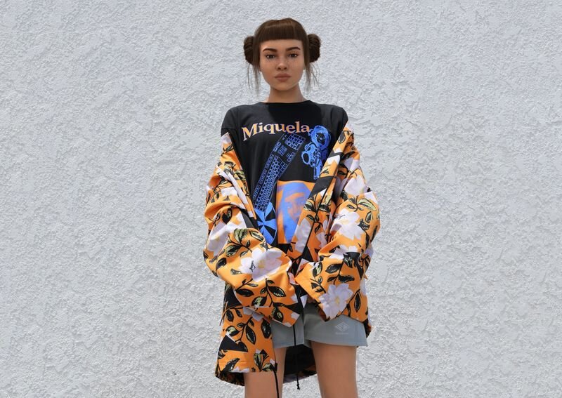 Lil Miquela демонстрирует футболку со своим именем, созданную в коллаборации с дизайнером Barneys Kalina Nedelcheva 