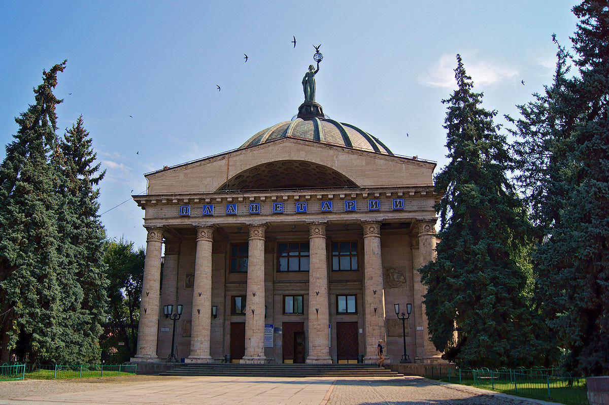 Последняя работа Веры Мухиной - скульптура "Мир" на куполе волгоградского планетария.