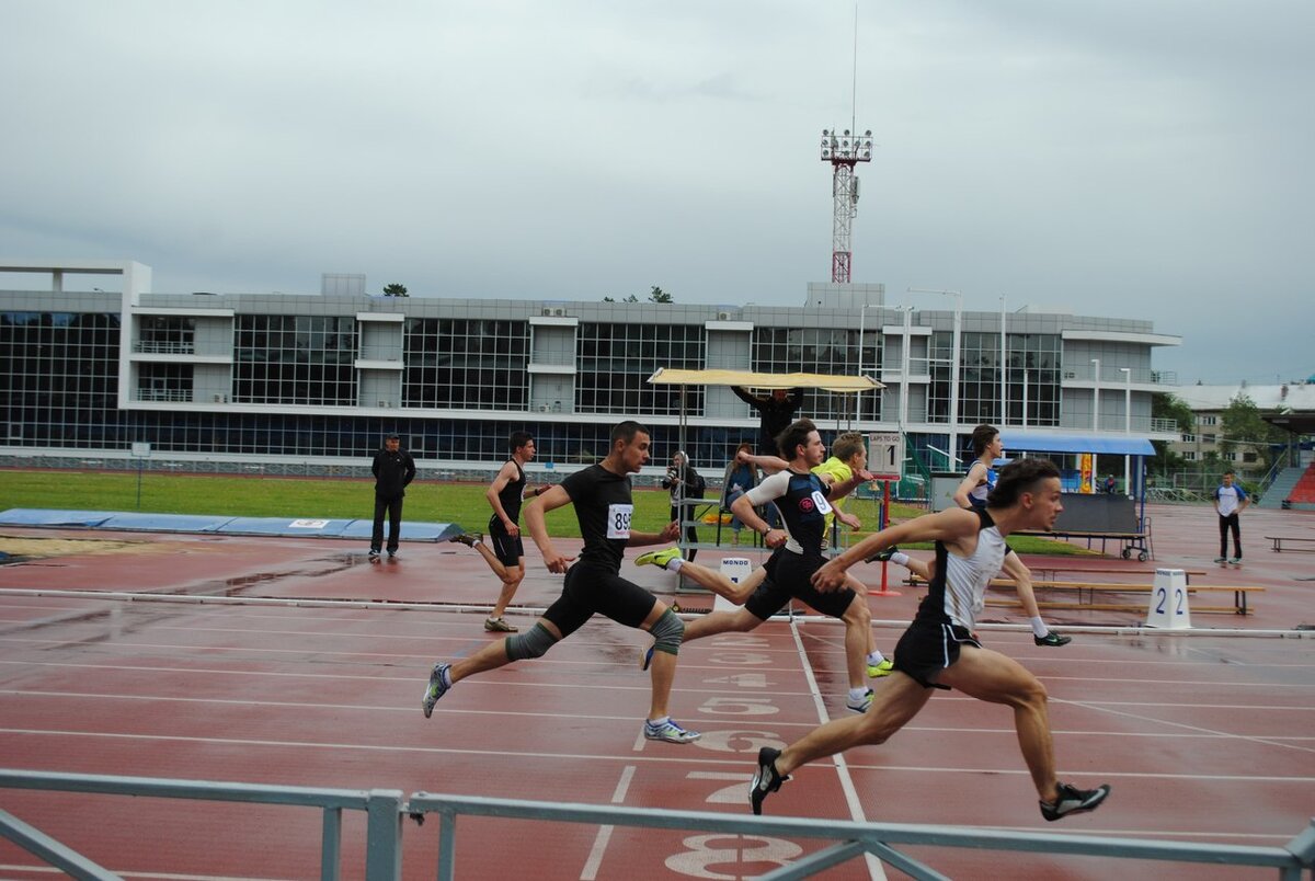 фото автора. По 8 дорожке финиширует мой ученик Никита Рыжов (г. Челябинск - 2015)