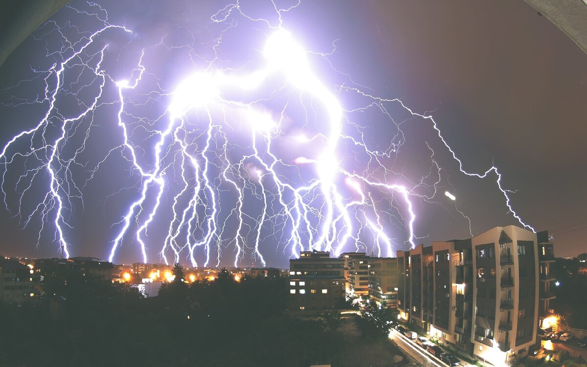 Всем привет друзья. Если вы не рады приходу осени из-за того, что впереди — месяцы дождей и слякоти, не спешите грустить. По сравнению с некоторыми местами нашей планеты, город Санкт-Петербург мог бы прославиться как сухой и солнечный. Сегодня я хочу вам рассказать про самые дождливые уголки нашей планеты, которые стали особенными именно благодаря необузданной природе! ПОЕХАЛИ...