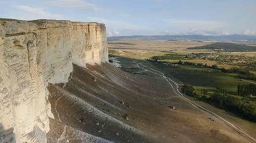 На вершине легендарной Белой скалы в Крыму.