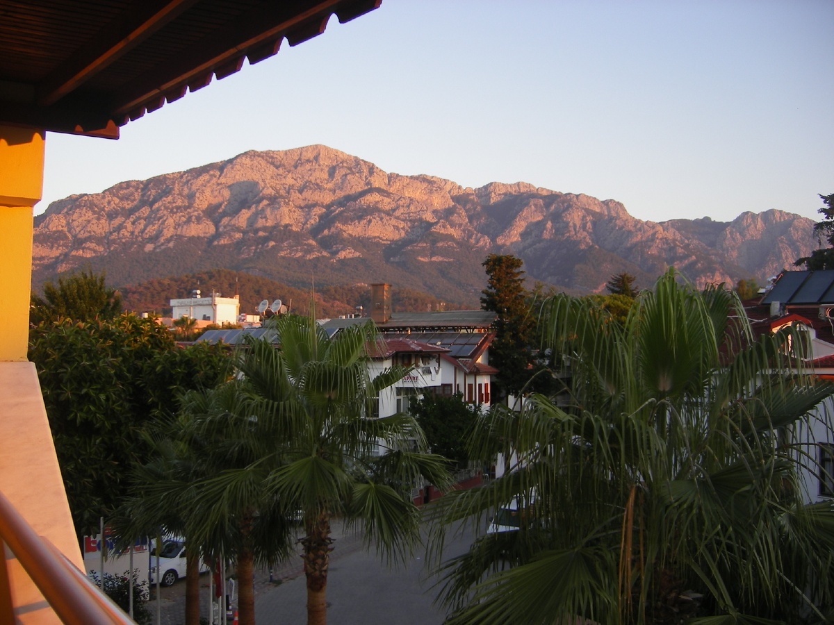 Вид с балкона на рассвете