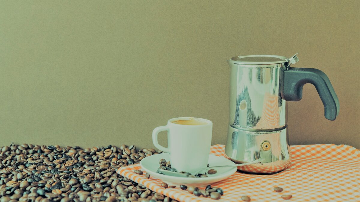 Варить вкусный кофе можно и в круглой моке из стали