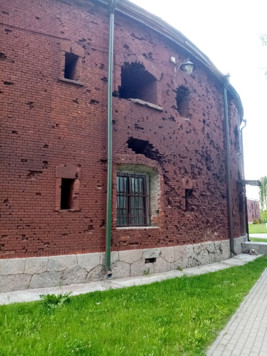 Нет, это не я отбивался от пограничников, это Брестская крепость. 