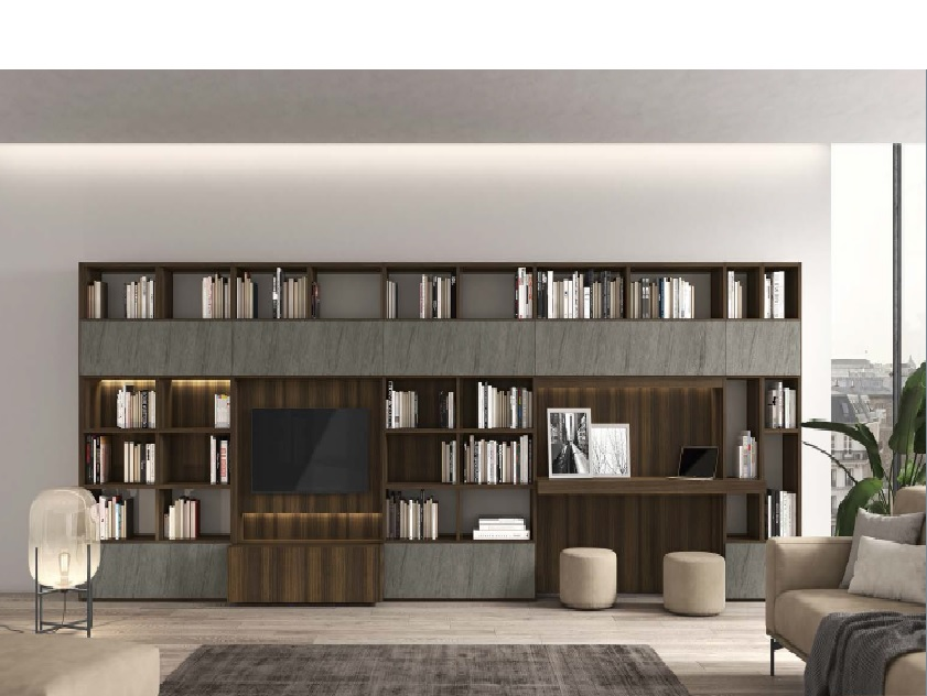 Рабочее место встроено в стеллаж в гостиной. Оптимальная высота стола и мягкий пуф облегчают работу за компьютером.