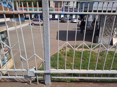 Двое сотрудников Росгвардии контролируют подземный переход