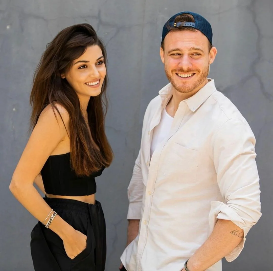 Исполнители главных ролей в сериале "Постучись в мою дверь":   Ханде Эрчель и Керем Бюрсин.