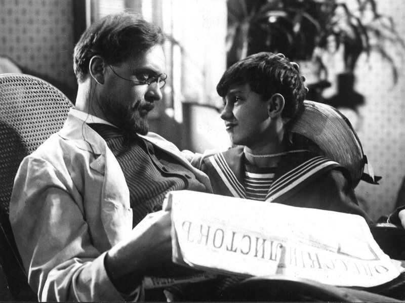 Кадр из кинофильма "Белеет парус одинокий..."