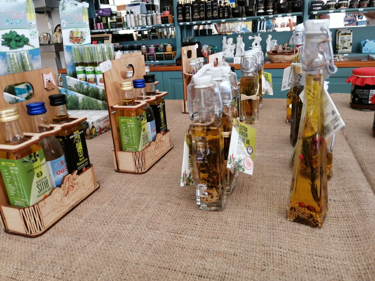 Сувенирное оливковое масло в магазине Ой-Да (Сталида, Крит). Фото Светы Давыдовой