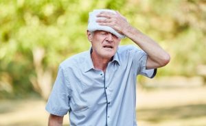 Чаще всего тепловые удары получают пожилые люди старше 64-х лет и маленькие дети младше четырех лет. У них плохо устроена система регуляции температуры.