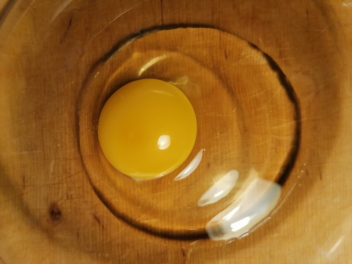 Разбиваем яичко.