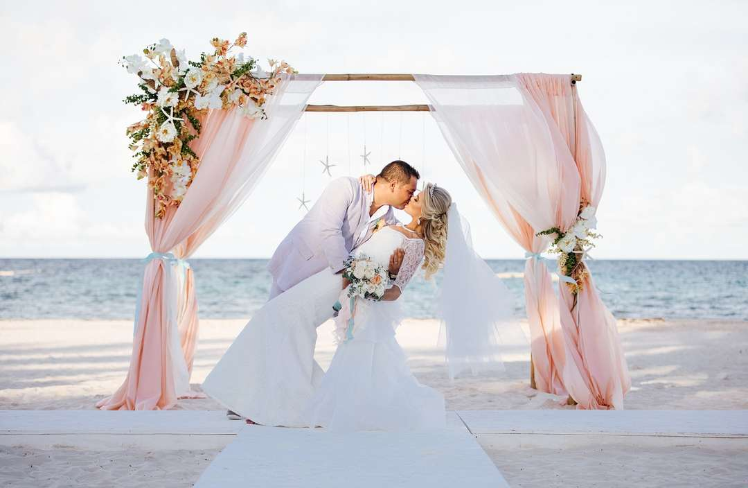 Свадьбы на море сейчас очень популярны, но везти туда всех родственников мало кто хочет