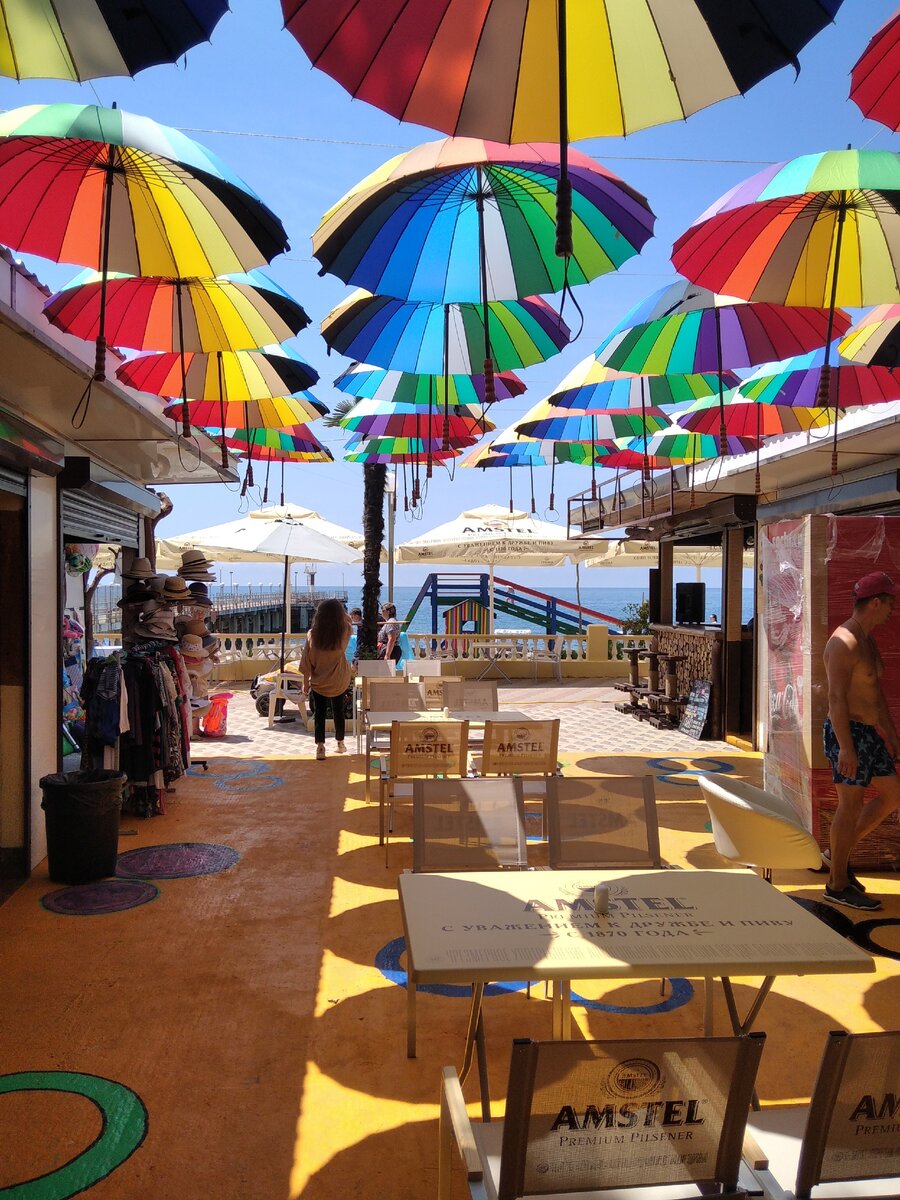 Здесь можно перехватить бокальчик пива,и даже отведать восточного плова.