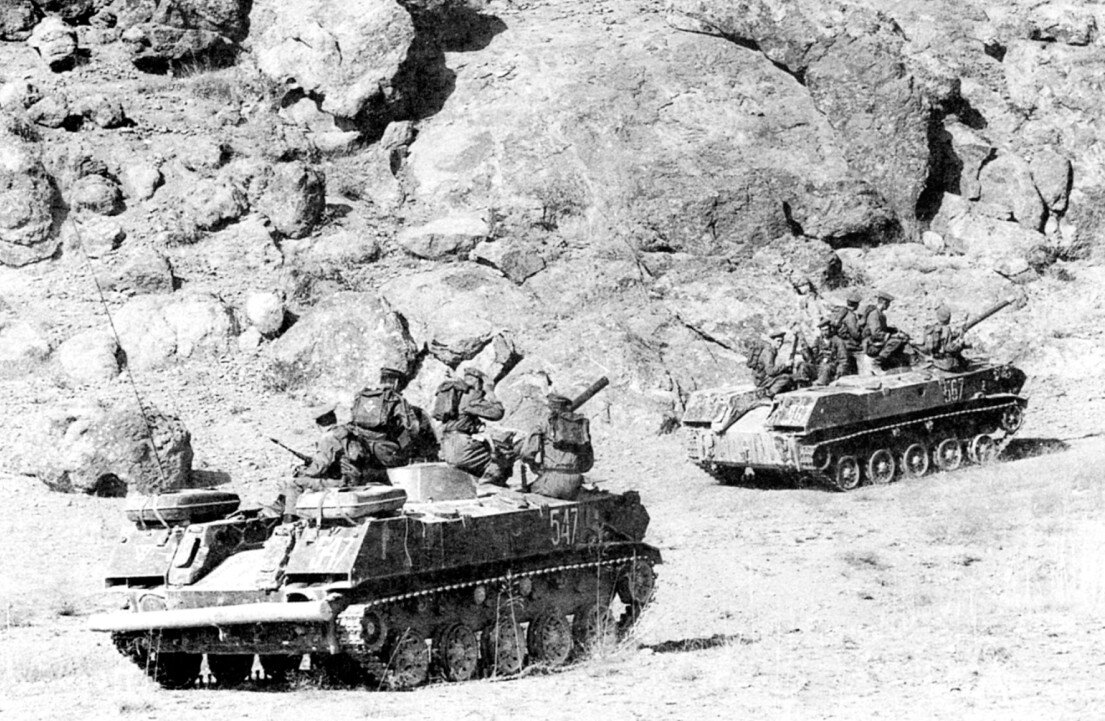 Постановочное фото начального периода Афганской войны (до 1982 года). Десантники в беретах на БМД-1 - якобы на боевом выходе.  На боевых действиях заставляли носить бронежилеты и каски на голове 