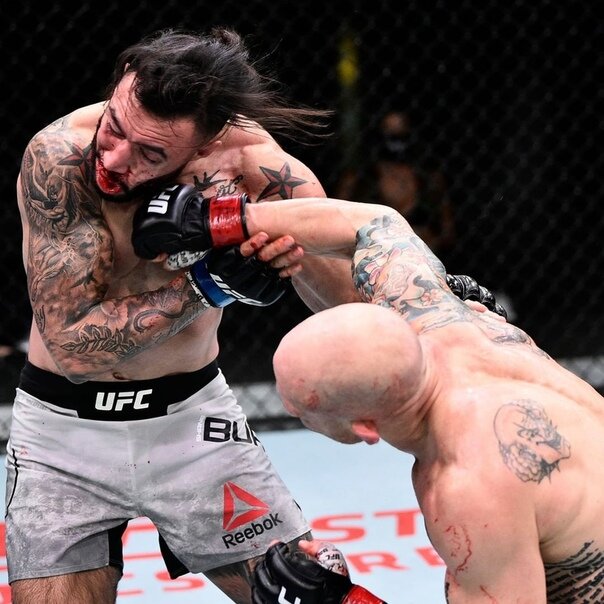 Удар от Эммета опять принимает голова Бургоса.   фото: яндекс-картинки.