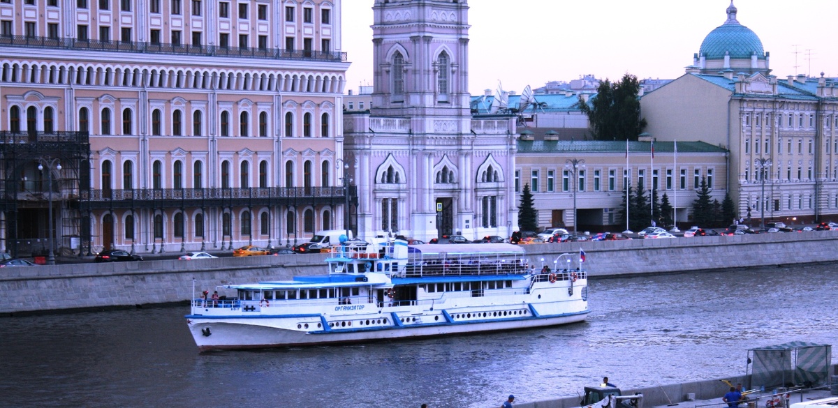 Прогулочный катер на реке Москва. Вид с Большого Москворецкого моста