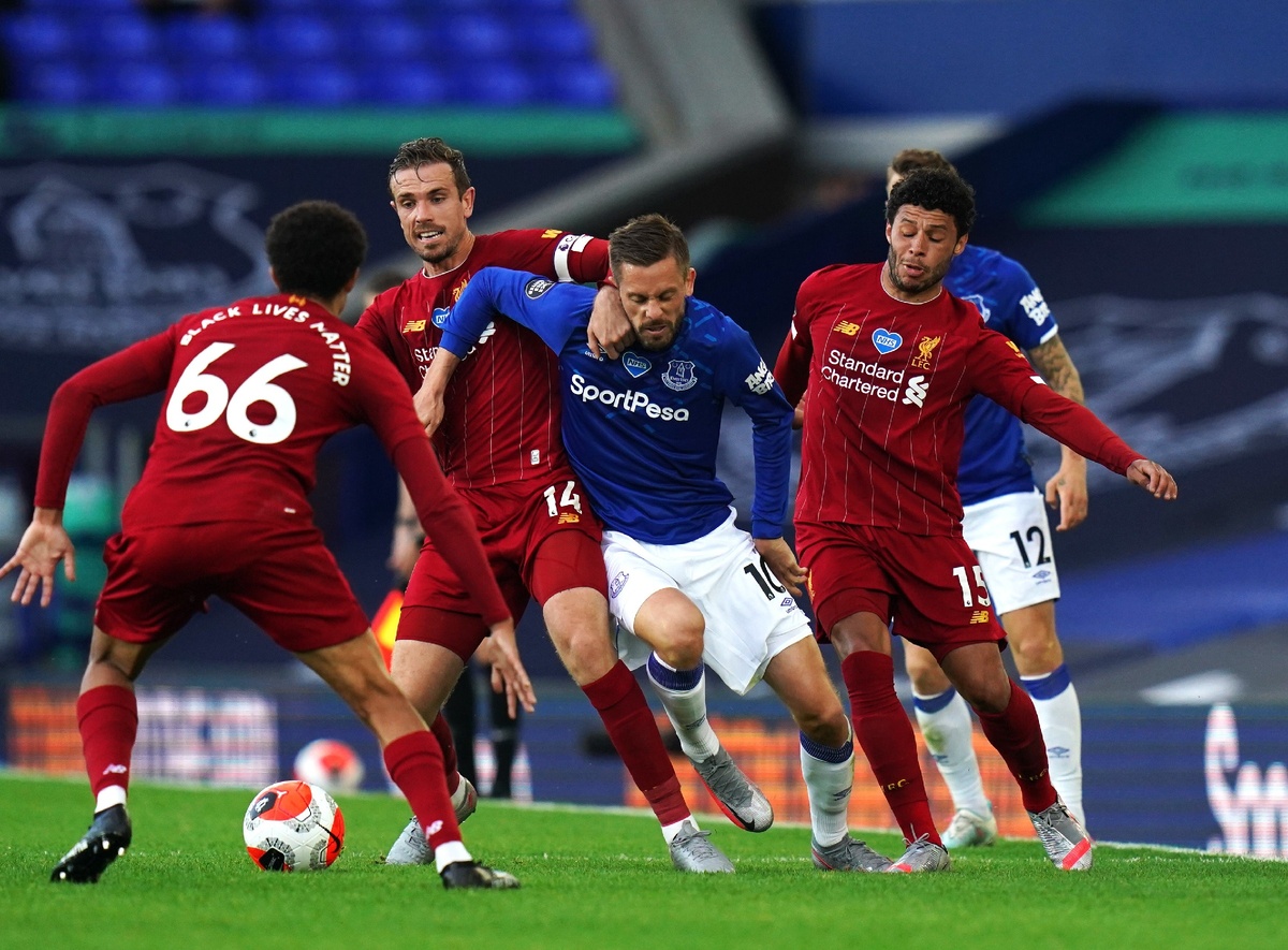 Борьба защиты "Ливерпуля" с нападением "Эвертона"