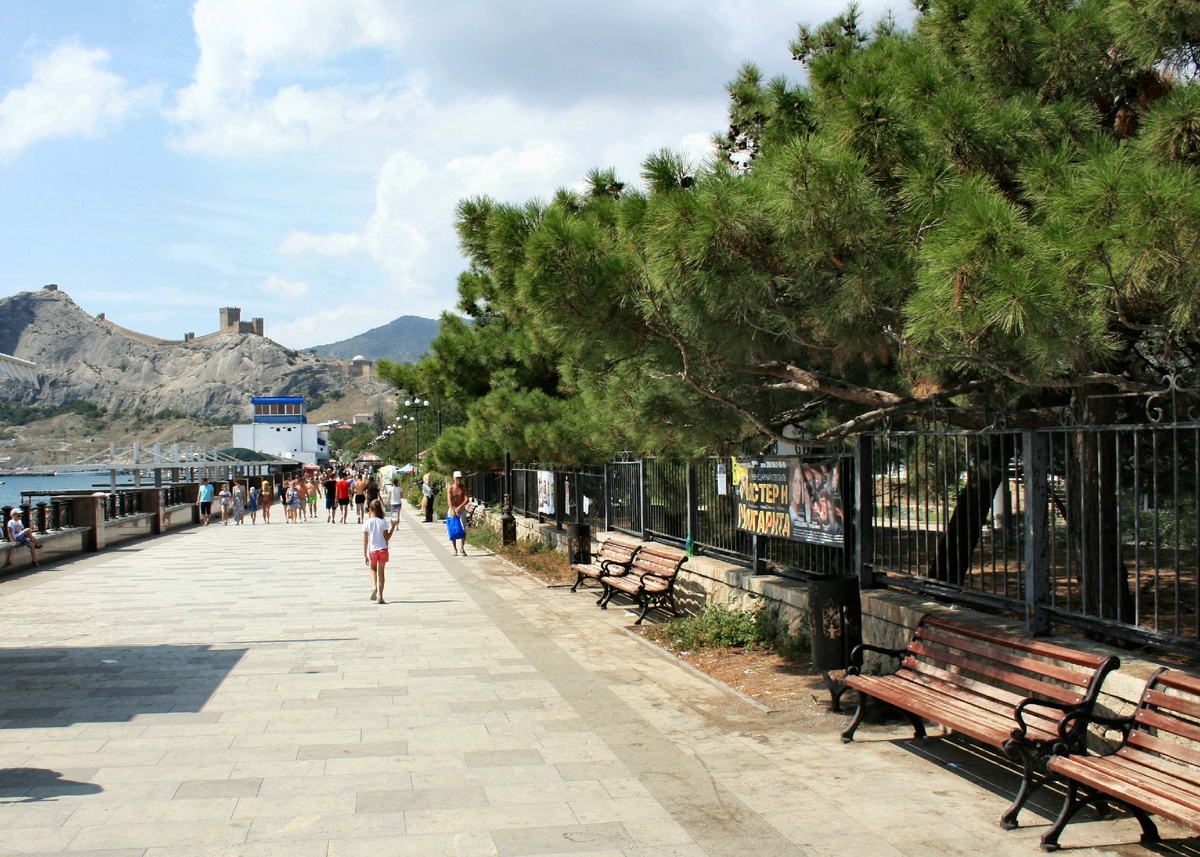 Мы шли по жаре на катер, а хотелось в море...