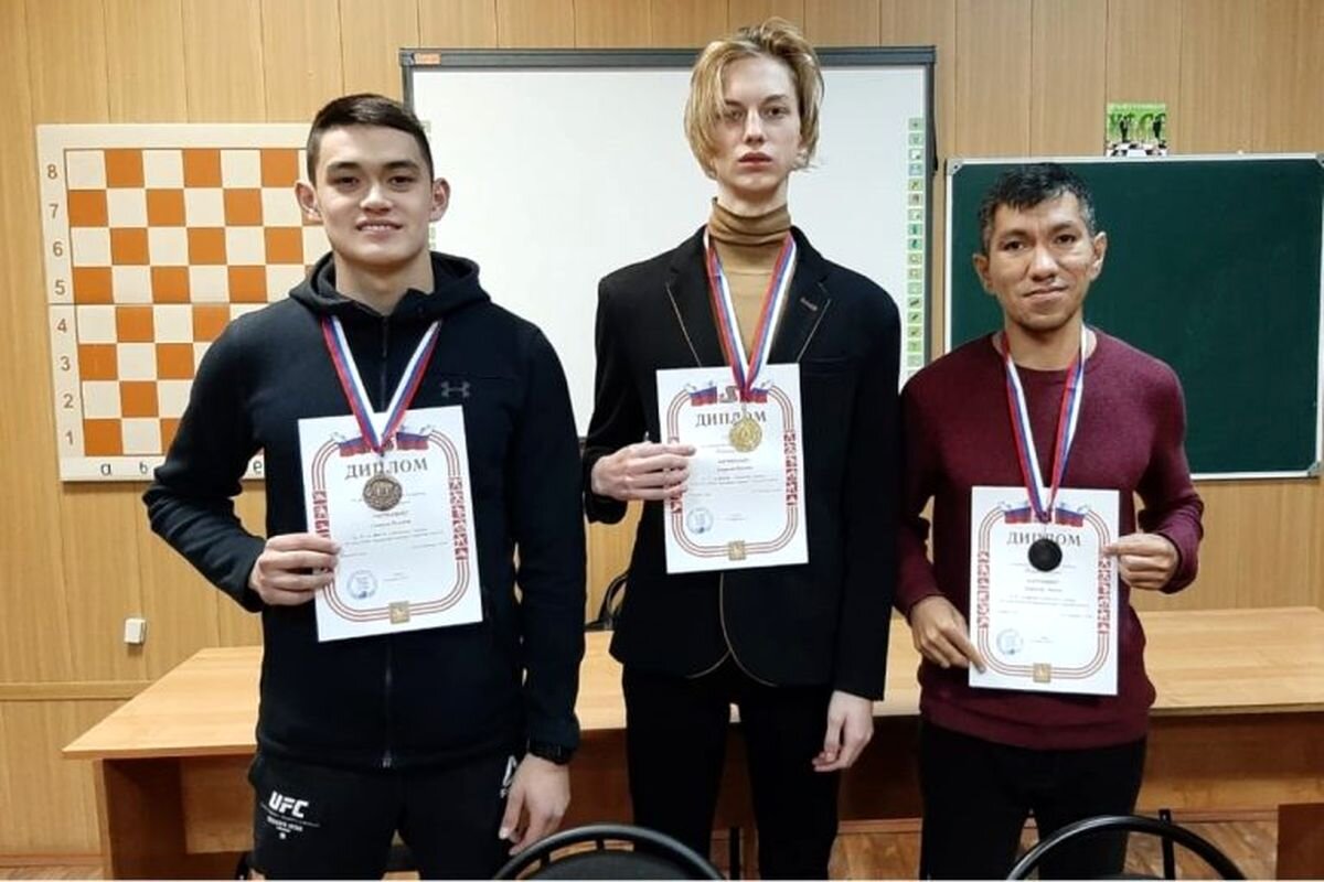 Никита Захаров в центре