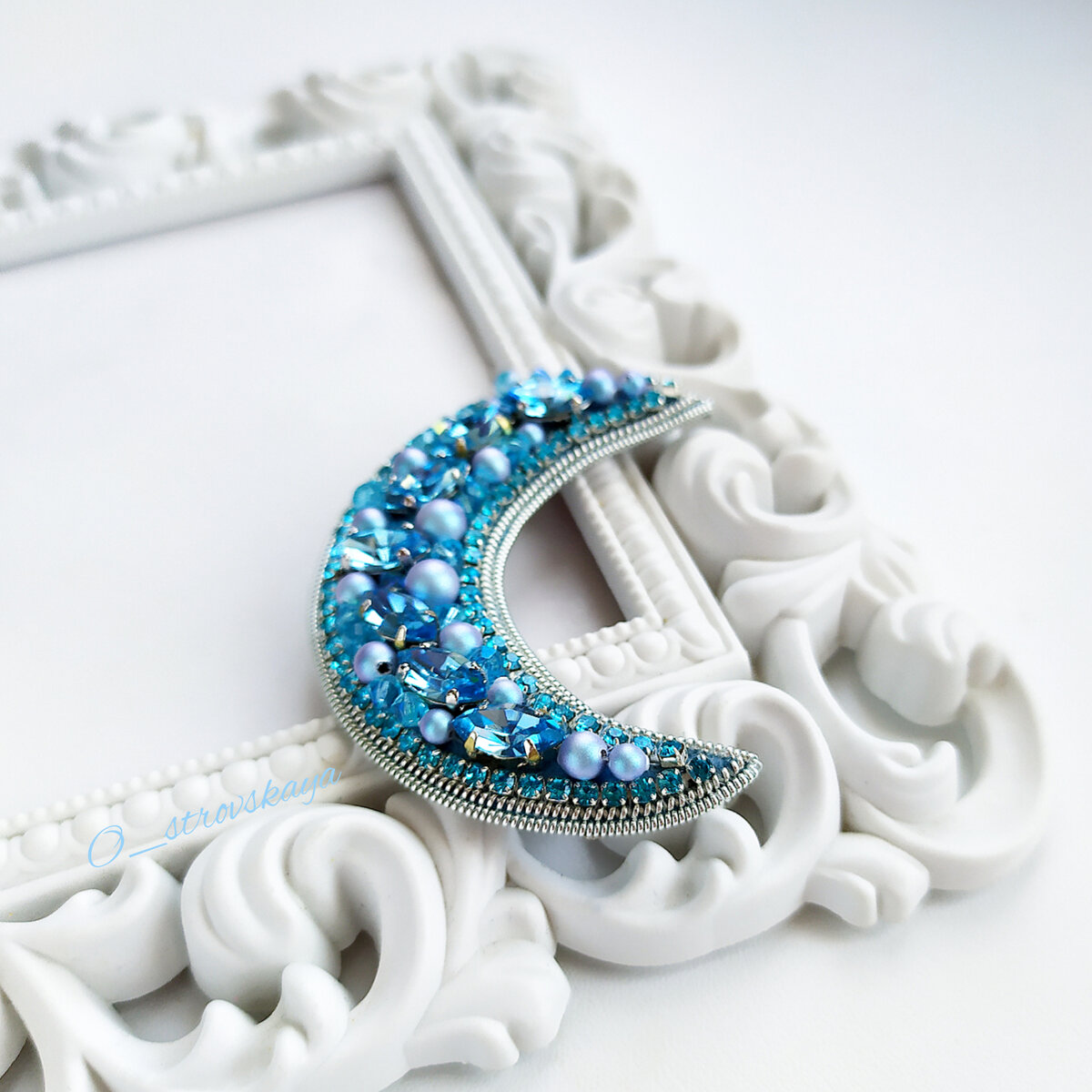 Брошь месяц