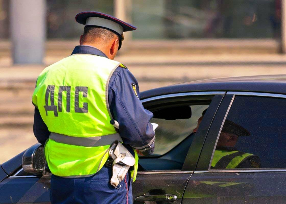 ГАИшник остановил автомобиль и проверяет документы, задает водителю вопросы. Источник: Яндекс Картинки