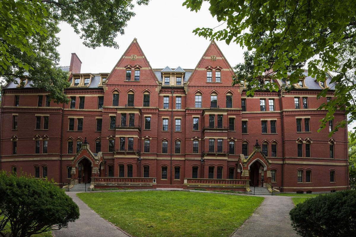 Harvard university economics. Гарвардский университет (Harvard University). Гарвардский университет Harvard University США внутри. Кампус Гарварда. Гарвард архитектура Факультет.